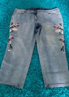 Coole Jeans mit Blütenapliktionen Harburg - Hamburg Heimfeld Vorschau