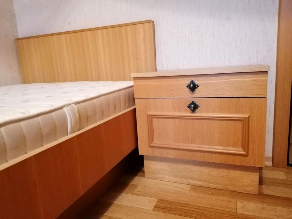 Gästezimmer, Schlafzimmer, Bett mit Matratze und Kleiderschrank in Hopferau