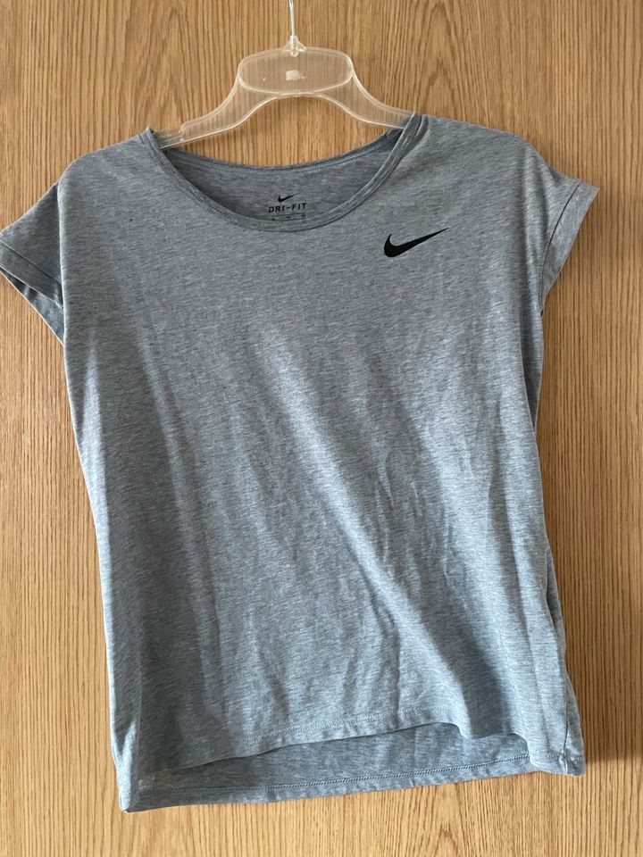 Nike Sport Tshirt grau in Halle