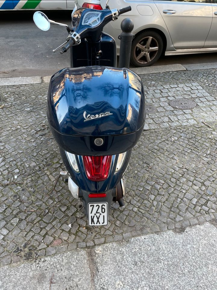 Vespa Primavera 50. 2 T dunkelblau in Berlin