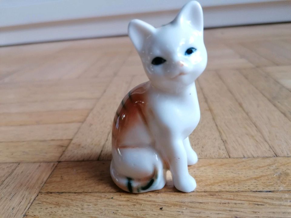 Dekokatzen Katzenfiguren Porzellankatzen Miniaturkatzen Minikatze in Hamburg