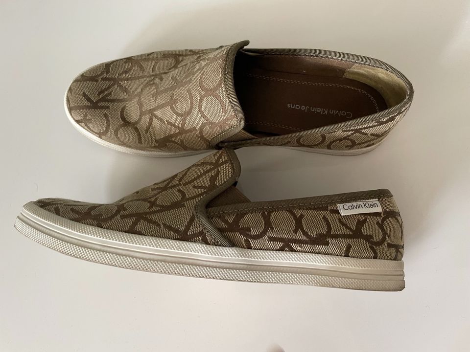 Calvin Klein Slipper Khaki braun in Weinstadt