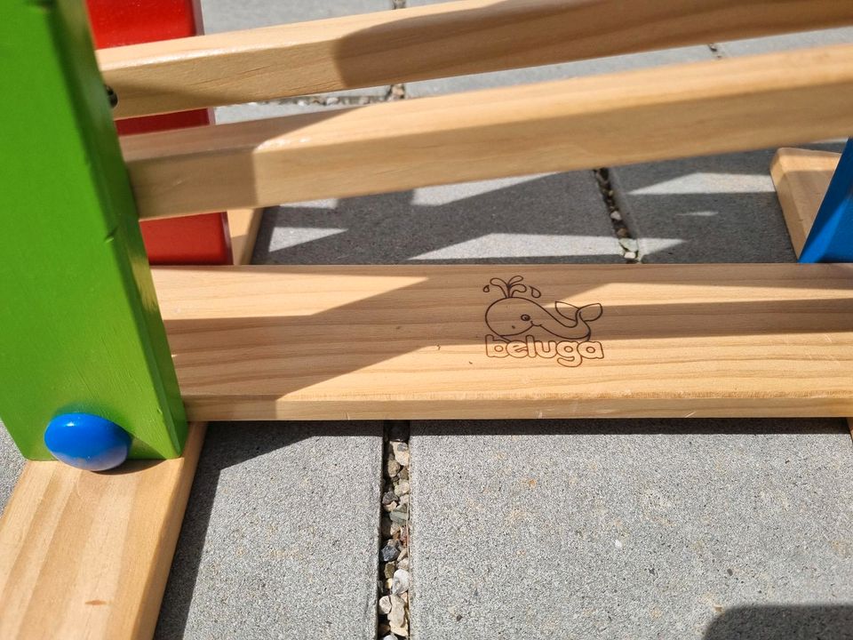 Holzbahn mit 3 Spielfiguren in Schrobenhausen