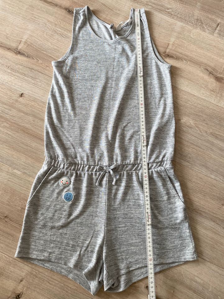 H&M kurzer Jumpsuit Silber grau Smiley Patches 152 in Köngen