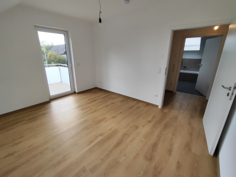 1,2,3 & MEINS: Neubau Doppelhaushälfte 162 m² mit Stellplatz / Erstbezug in Weinsbach! in Öhringen