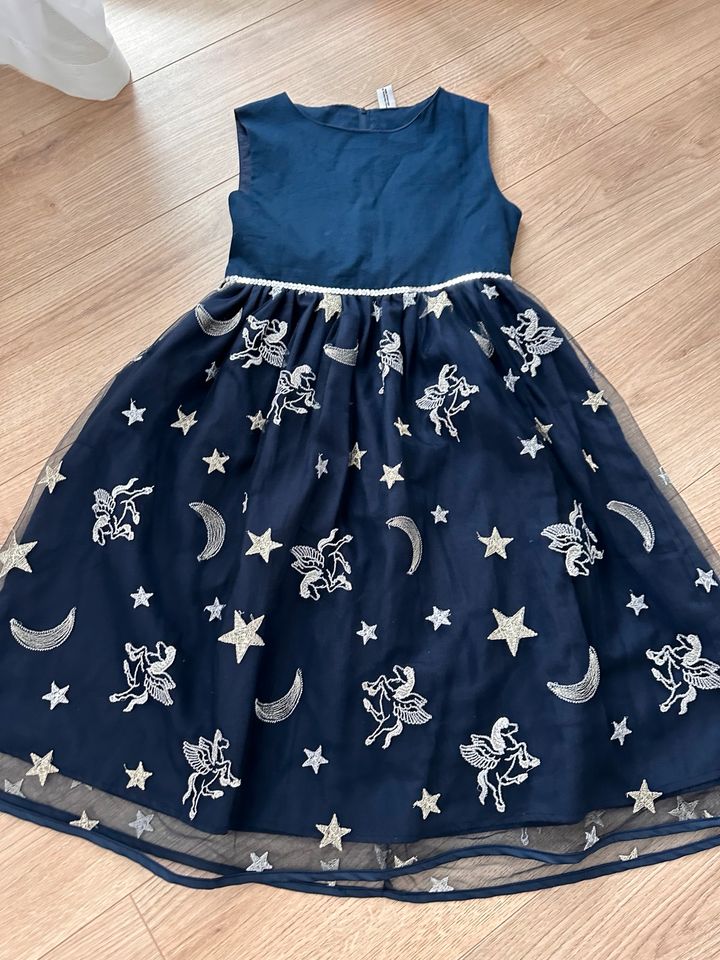 Festliches Kleid Gr. 140 in blau mit Sternen, Pferden in Berlin