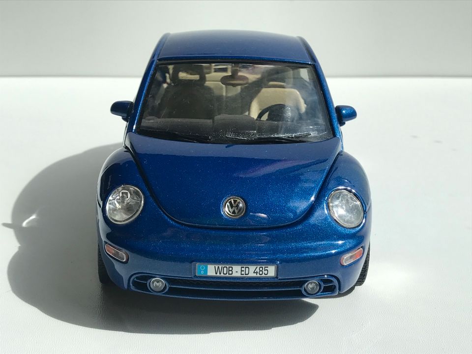 Bburago Burago VW Volkswagen New Beetle blau 1:18 Modell in Bargteheide