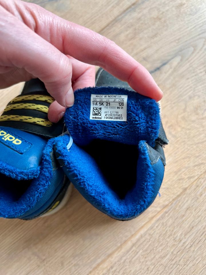 Sneaker, Turnschuhe Adidas Gr. 21 blau gelb Klettschuh in Kaarst