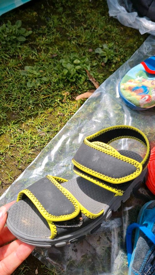 Hausschuhe NEU 30 / Schwimmschuhe Gr. 28-30 & Schuhe von Gr.19-35 in Velbert