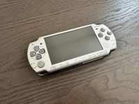 PSP 2000 Silber FF7 Edition - benötigt neue Akku Batterie Nordrhein-Westfalen - Neuss Vorschau