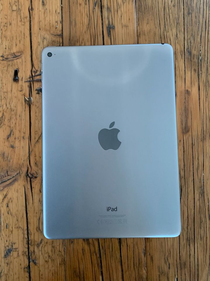 iPad Air 2 64GB spacegrey + SmartCase + Herschel Case in Feldafing