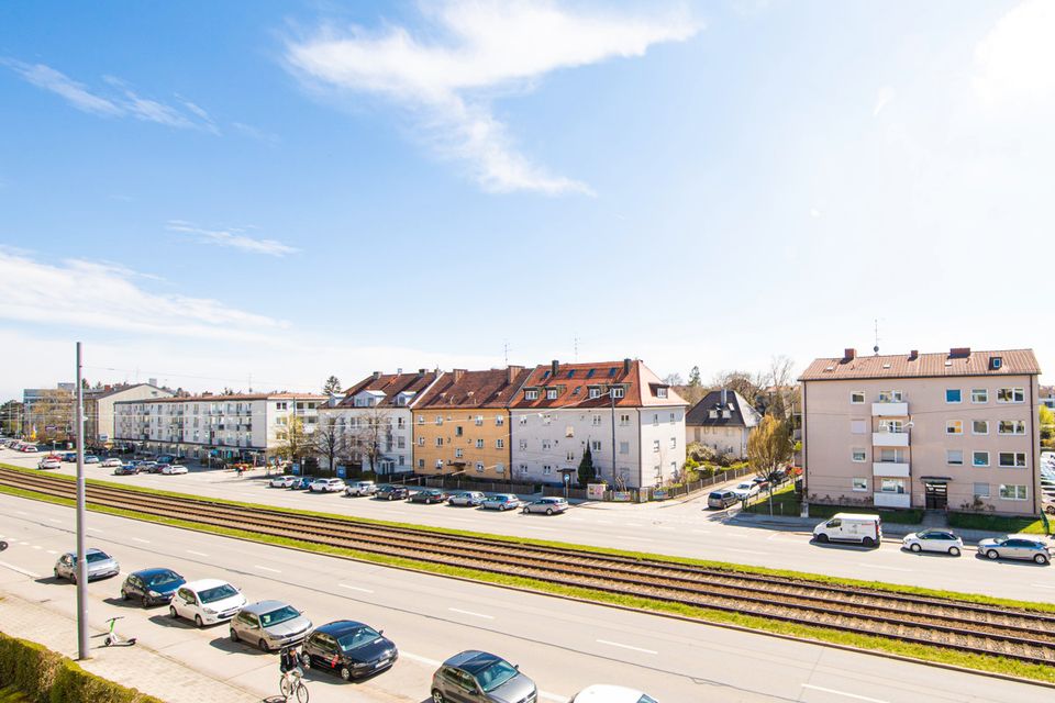 Dachgeschosswohnung mit Südbalkon und hochwertiger Einbauküche. in München