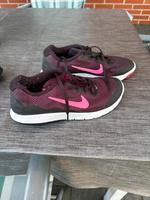Nike Schuhe Frauen schwarz/pink Brandenburg - Löwenberger Land Vorschau