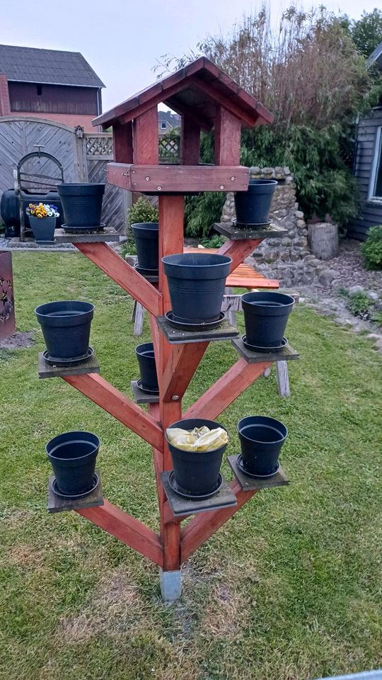 Vogelhaus mit Fuß und Blumenkübeln zu verkaufen in Rethwisch