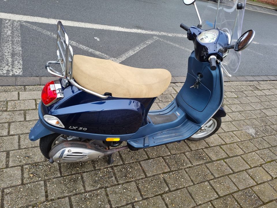 Piaggio Vespa LX50 4Takter Königsblau Sehr gepflegt 25ccm Mofa in Duisburg