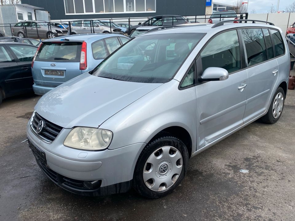 VW Touran 1T Silber  |Schlachtfest Teile Getriebe Kotflügel Türe in Backnang