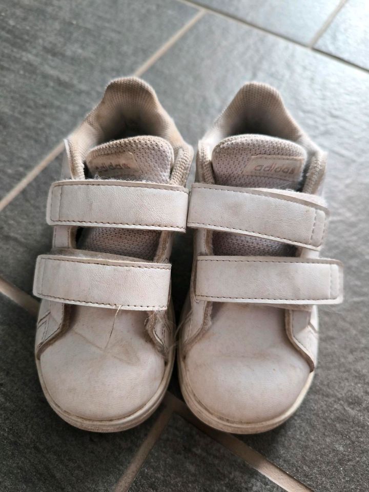 Adidas Kindersneaker in Otzberg