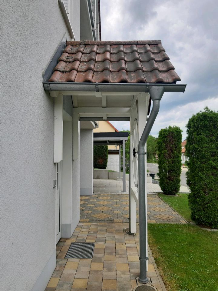 Sehr gut erhaltenes Haustürvordach aus Holz in Kastl b. Amberg