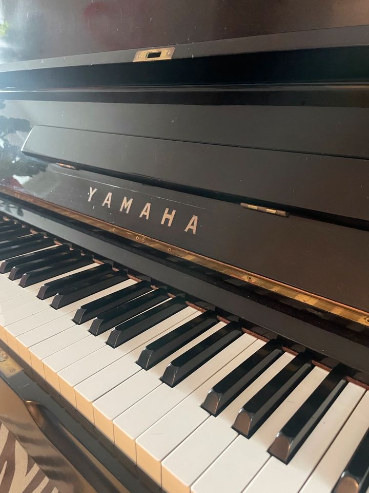 Klavier - Piano Yamaha Nippon Gakki U2 in München