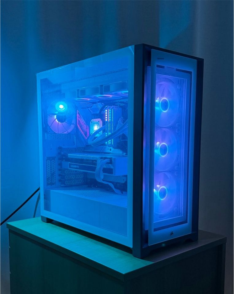 High-End Gaming PC in Weiß - Top Specs & Zustand in Neubiberg