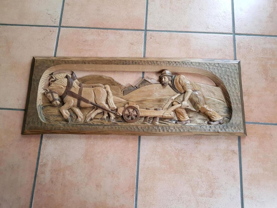 Holzrelief Pflügender Bauer mit Pferden, handgeschnitzt in Mainz