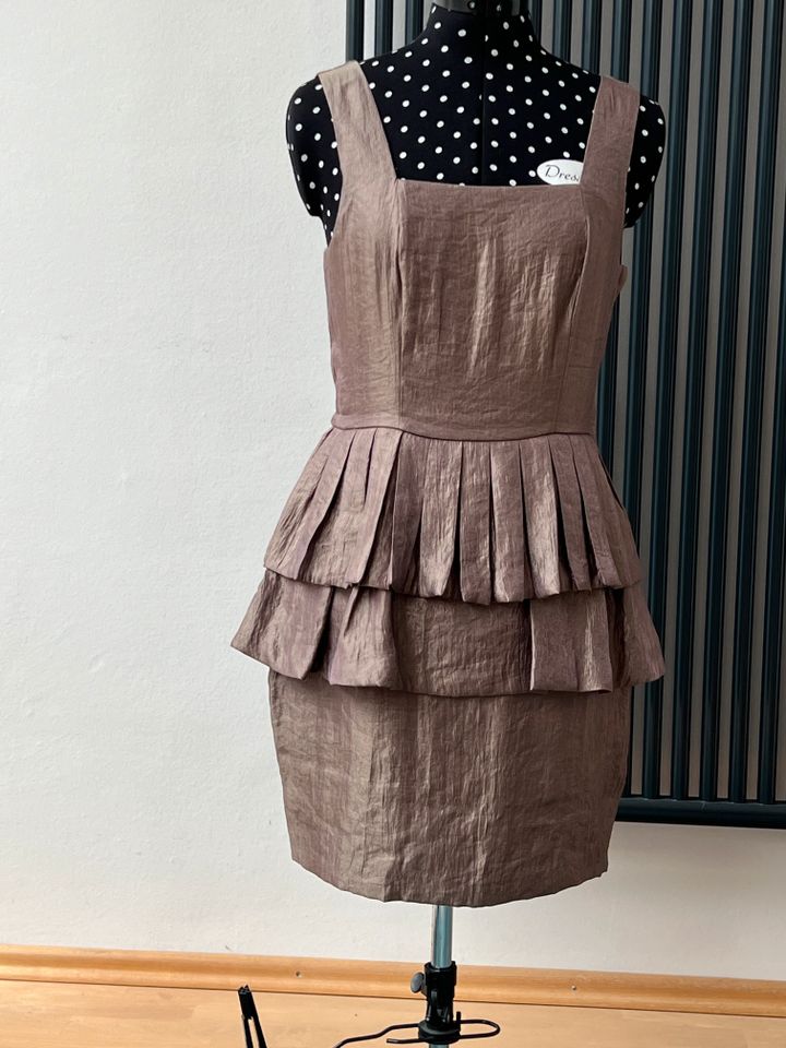 edles braunes Sommerkleid mit leichtem Glanz, H&M, Gr. 36 in Hamburg