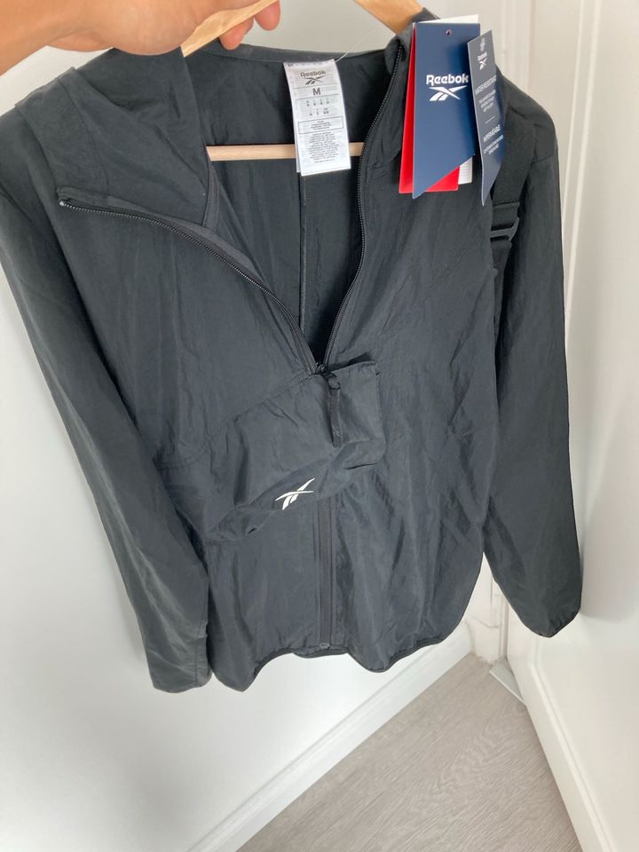 Neu Reebok Jacke Sport Regenjacke schwarz Größe M stilvoll in Hamburg