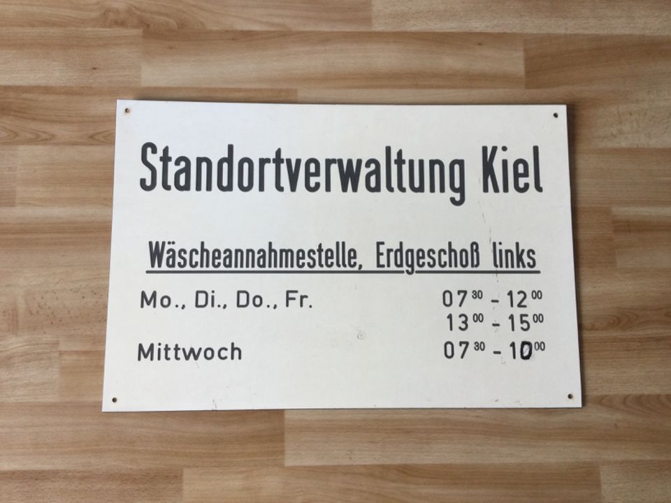 Großes Bundeswehr Schild Standort Kiel Wäschekammer in Kiel