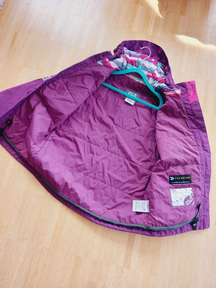 Jack wolfskin mädchen regenjacke gefüttert 140 super Zustand in Frankenthal (Pfalz)