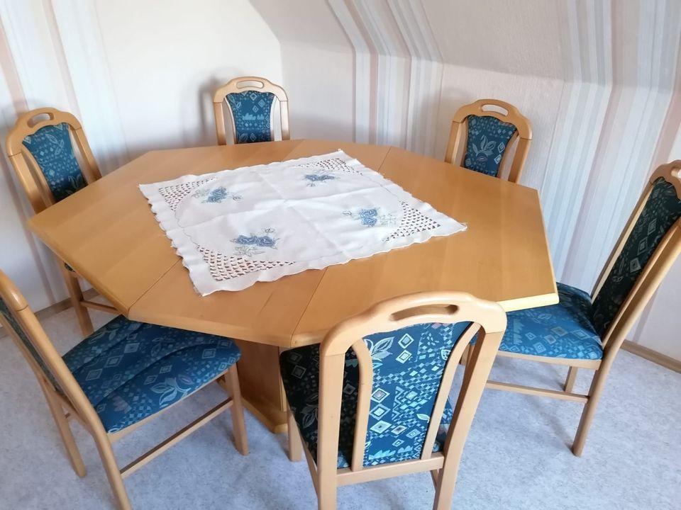 Tischgruppe/ Esstisch mit 6 Stühlen in Hohenkirchen
