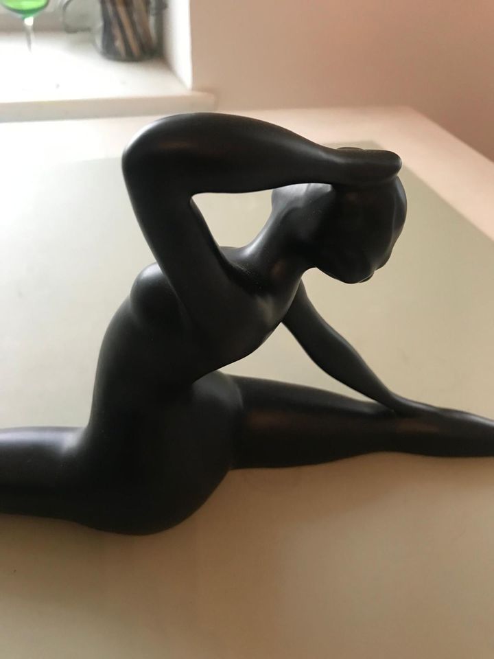 Alte Figur Skulptur Tänzerin Art Deco schwarz Keramik Vintage in Düsseldorf