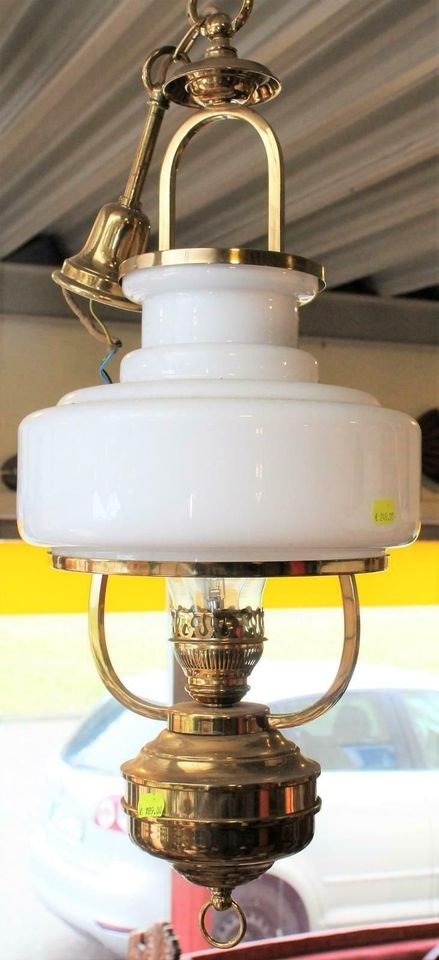 Elektrifizierte Öllampe aus Messing und Milchglas | Deckenlampe in Oeversee