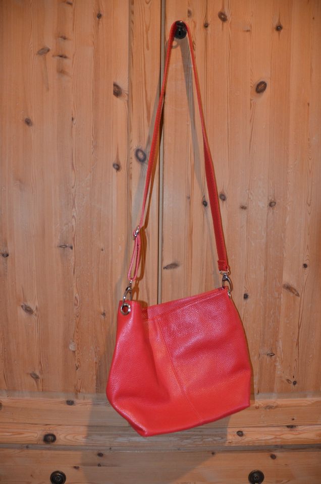 Handtasche rot aus Leder in Viersen