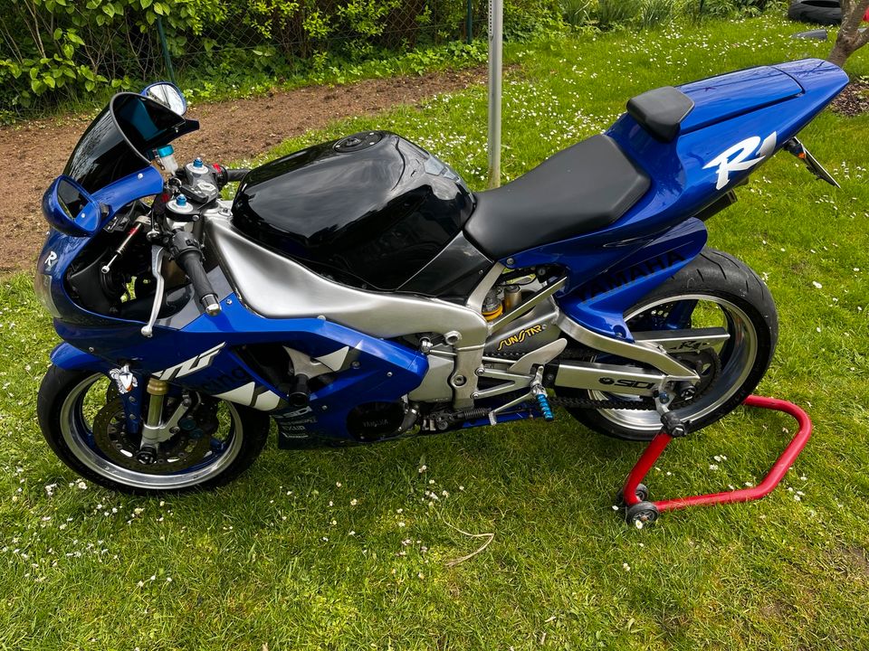 Yamaha R1 mit wahnsinnigen Zubehör/ Beschreibung lesen! in Ratzeburg