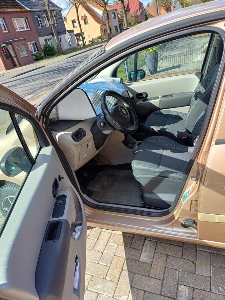 Renault modus 2005 16V mit einem Stand für zwei Fahrräder in Bremervörde