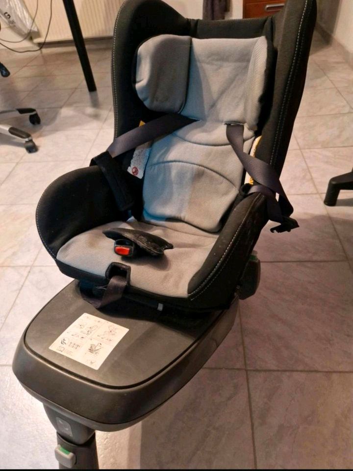 AUDI Babyschale, Kindersitz mit dem dazugehörigen ISOFIX in Gifhorn