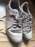 Nike Schuhe Farbe Nude in Gr. 42 Berlin - Borsigwalde Vorschau
