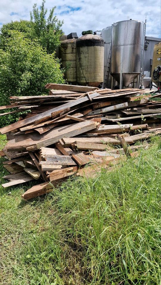 Brennholz Balken alt Holz in Löwenstein