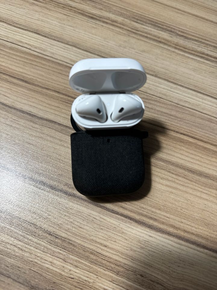 Apple AirPods 2. leicht defekt in Wendelstein