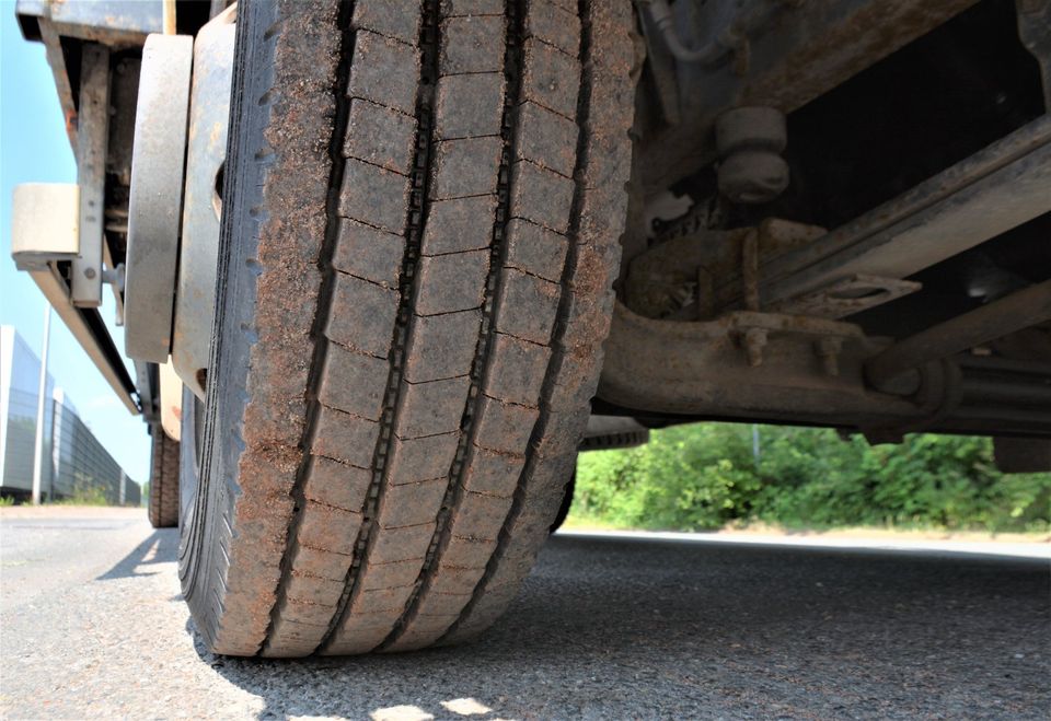 LKW 7,49t MAN VW-VOLKSWAGEN L80 PRITSCHE 175.038 Km 3-SITZER in Hessisch Oldendorf