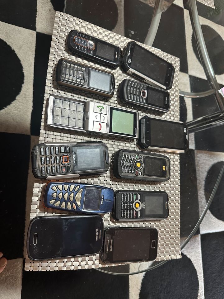 Mehrere ältere Handys zu verkaufen in Kehl