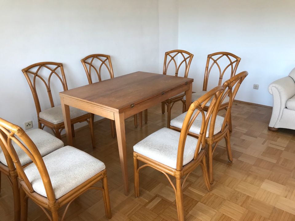 Tisch und Stühle in Regensburg