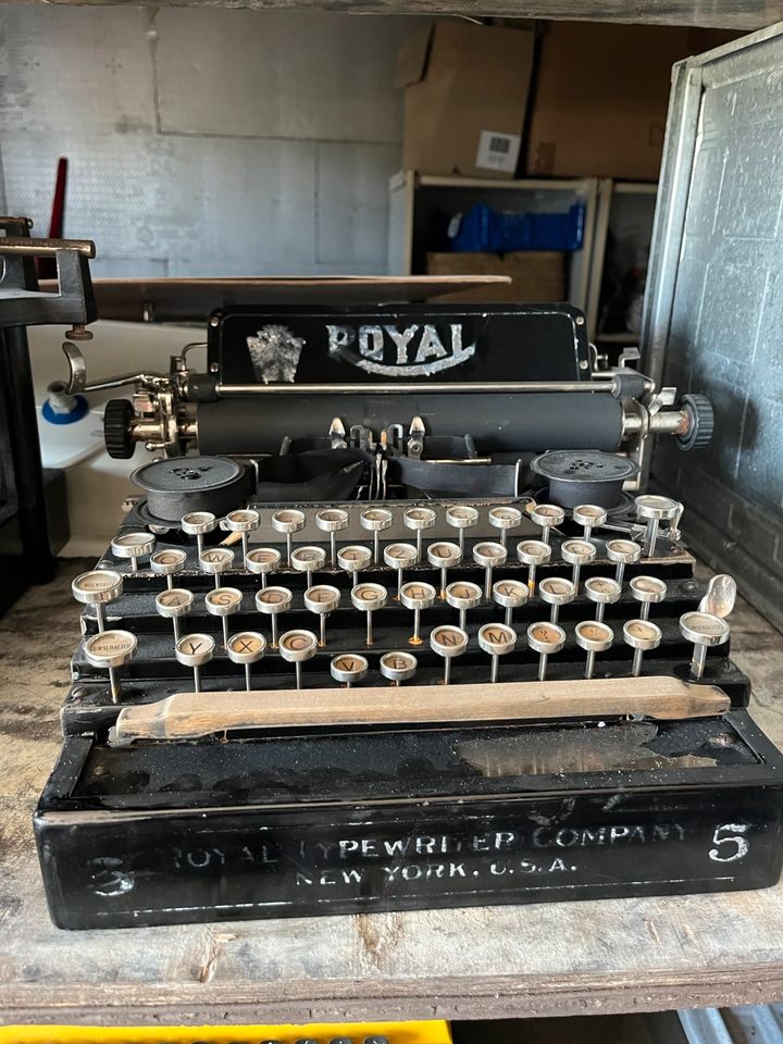 30 Alte Schreibmaschinen verschiedener Marken in Aulendorf