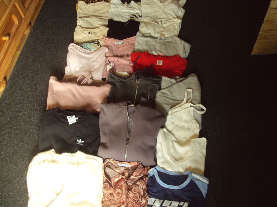 Kleidungspaket  Größe S  T Shirts,Kleider, Sweatsh.,Tops.28 Teile in Schauenburg