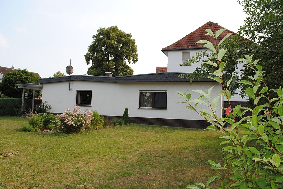 Zwei Häuser und ein schöner Garten, nicht weit von den Lahnbergen entfernt, in Amöneburg Roßdorf. in Amöneburg