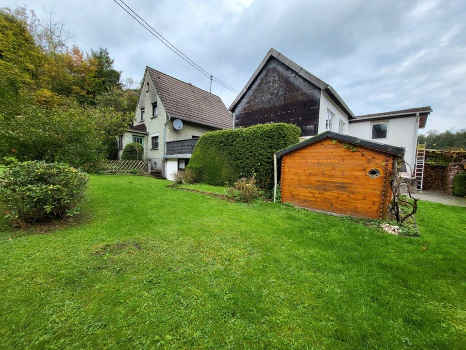 Einfamilienhaus und Nebengebäude zu verkaufen in schöner Naturlage. in Katzwinkel (Sieg)