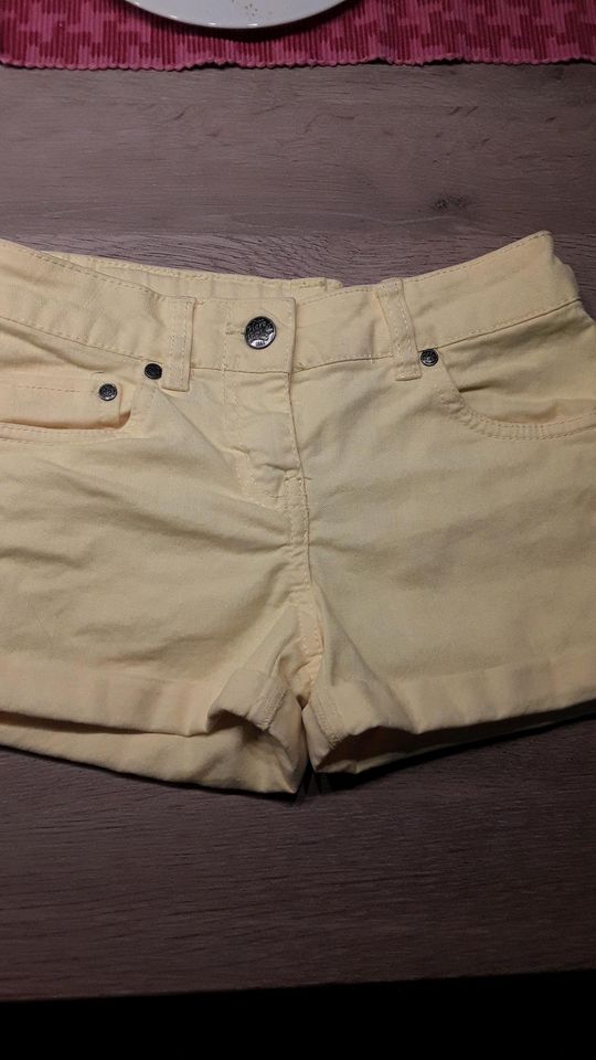 Mädchen, Shorts in leuchtendem Gelb, Größe 134, Hose in Schwarmstedt