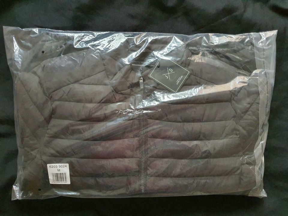 Neu Herrenjacke Jacke Steppjacke Gr. M in Bielefeld