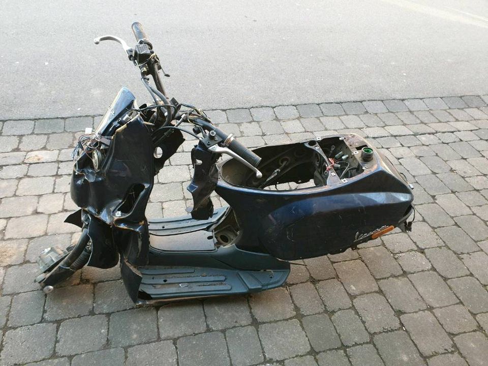 Piaggio Vespa LX 50 Rahmen mit Papiere Unfall mit Papiere 25551 in Düren