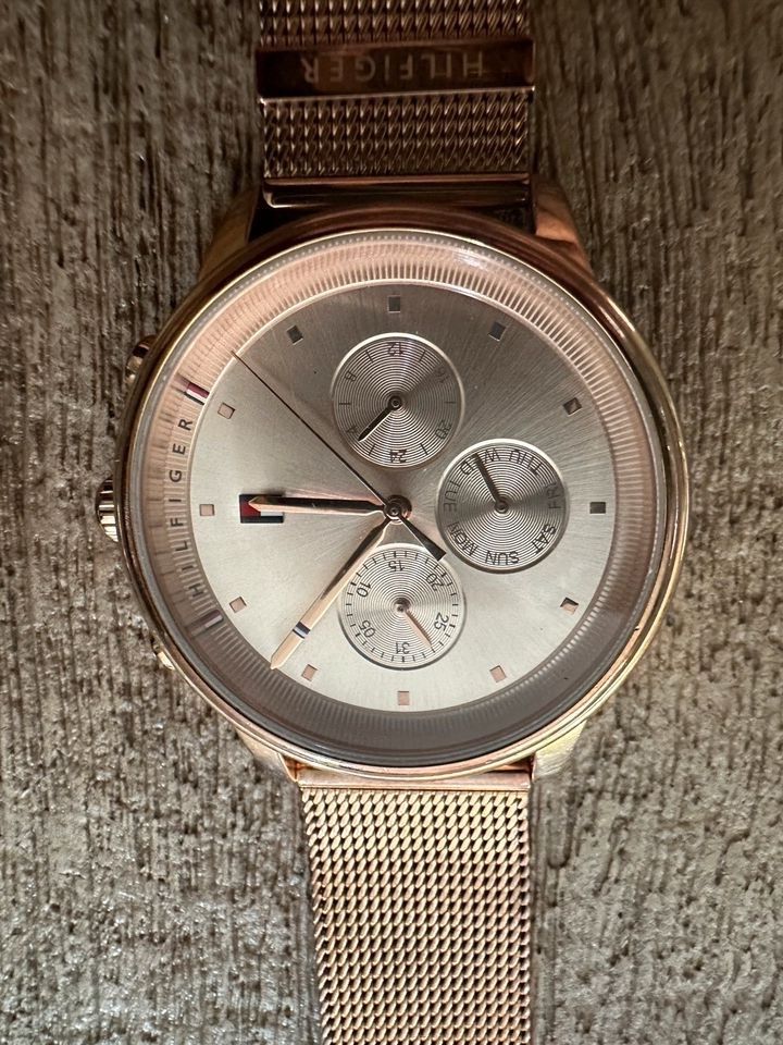 Uhr Tommy Hilfiger Damen Rosé Gold , chronograph, super erhalten in Salmtal